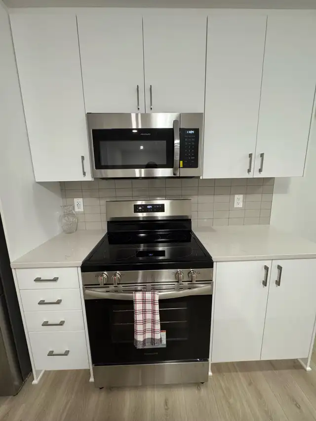 2 bedroom, 1.5 Bath Apartment Townhome: June 1st - Photo 2