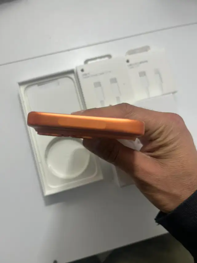 iPhone 17 Pro 256gb 100% batt Airpods/Charger Set/Delivery - Photo 3