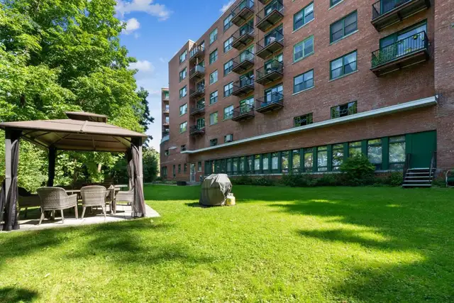 CONDO  4 ½ AVEC VUE PANORAMIQUE IMPRENABLE SUR LE MONT ROYAL