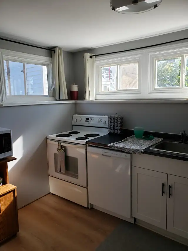 Forest Hills 2 Bedroom apartment $1,700 all inclusive. - Photo 3