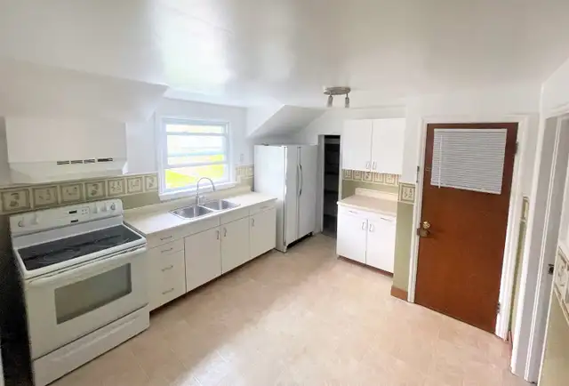 PORT COLBORNE – Quiet 2 Bedroom   Den Apartment Upper - Photo 2