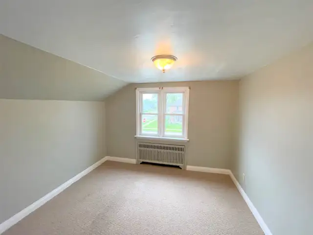 PORT COLBORNE – Quiet 2 Bedroom   Den Apartment Upper - Photo 3