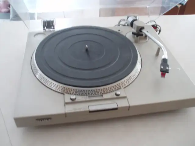 SONY TURNTABLE  ( HIGH QUALITY )  EXCELLENT CONDITION