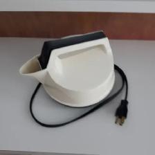 BELLE GRANDE THÉIERE ÉLECTRIQUE EN MÉTAL BLANC NOIR: $10.00