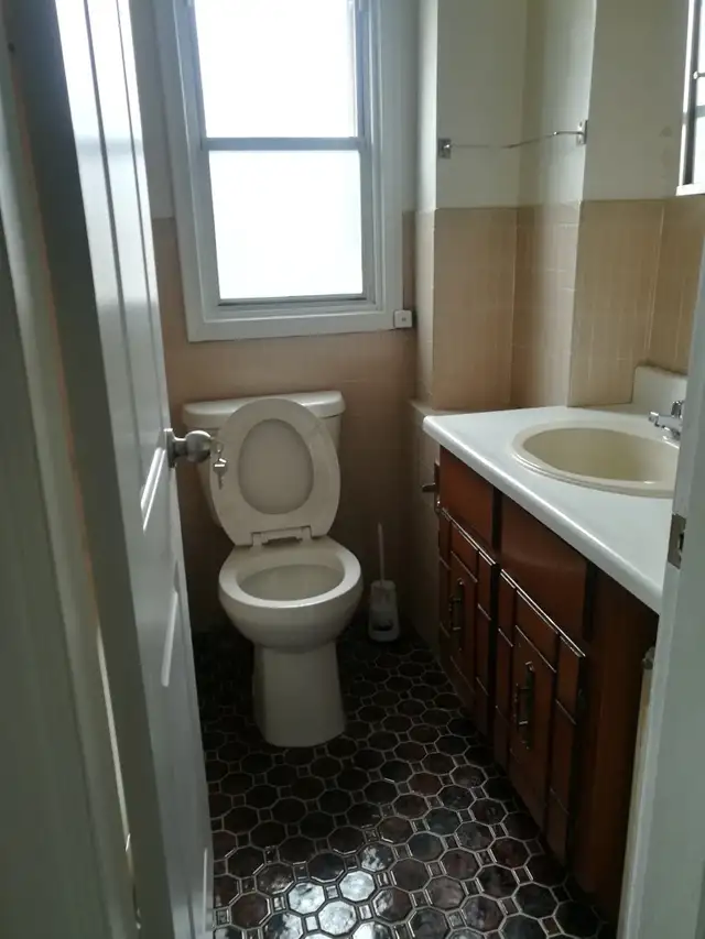 Christie, @Bloor TTC, Room on 2nd Floor to Rent-2Mins TTC Subway - Photo 5