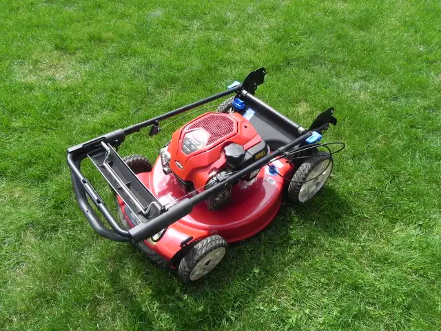 TORO Recycler 22 inch Gas Self Propelled, Personal Pace Mower - Photo 4