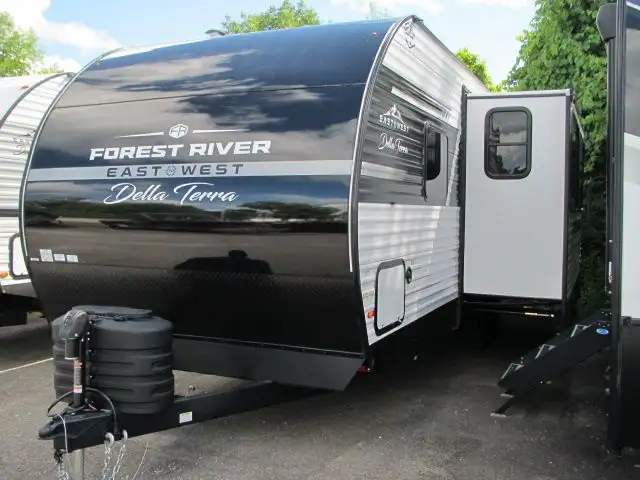 2026 EAST TO WEST DELLA TERRA 261RB-GREAT COUPLES LAYOUT!