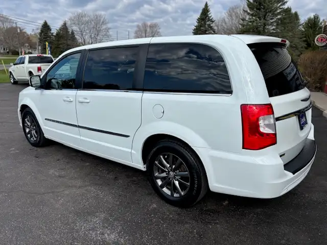 2015 CHRYSLER TOWN & COUNTRY S  FULLY LOADED  7 PASSENGERS - Photo 4