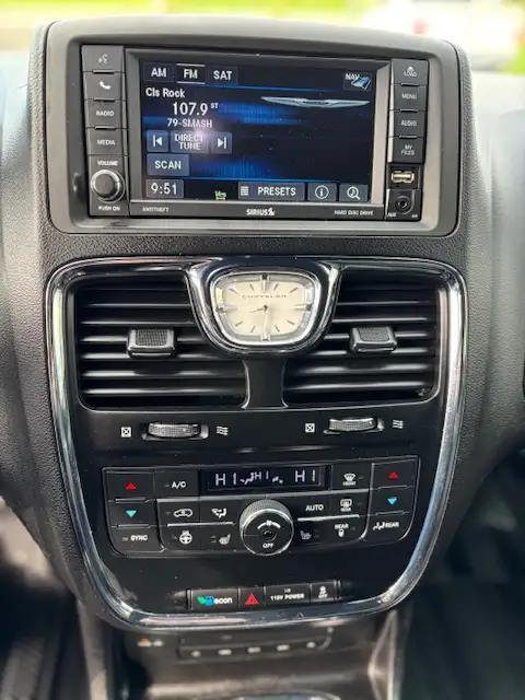 2015 CHRYSLER TOWN & COUNTRY S  FULLY LOADED  7 PASSENGERS - Photo 19