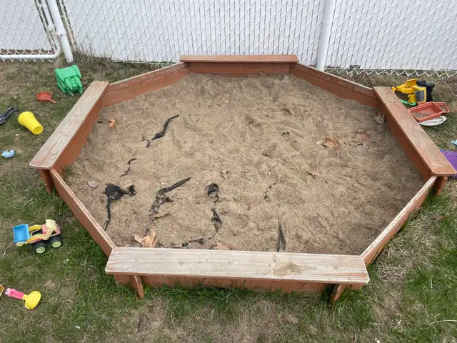 Bac à sable solide en bois pour plusieurs enfants à Drummondvill