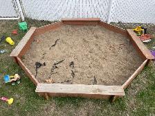 Bac à sable solide en bois pour plusieurs enfants à Drummondvill