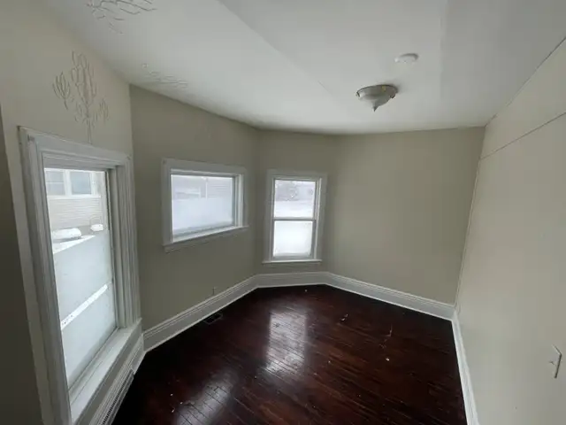 WELLAND Charming & Spacious 2 Bed Apartment Main Floor - Photo 2