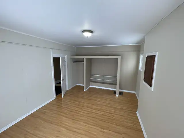 WELLAND Charming & Spacious 2 Bed Apartment Main Floor - Photo 5