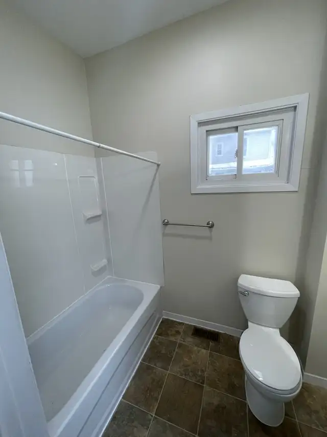 WELLAND Charming & Spacious 2 Bed Apartment Main Floor - Photo 6