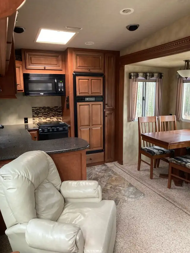 2014 Arctic Fox 29.5K - Photo 2