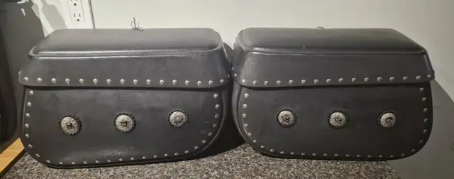 LEATHERLYKE HARD SADDLEBAGS – HONDA MAGNA 750 (94–03) – LOCKABLE