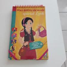 BEAU GRAND LIVRE POUR JEUNE FILLE, MES DÉFILÉS DE MODE: $5.00