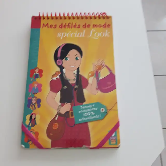 BEAU GRAND LIVRE POUR JEUNE FILLE, MES DÉFILÉS DE MODE: $5.00 - Photo 3