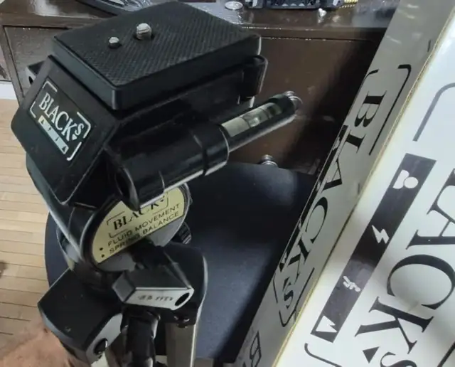 VIDEO TRIPOD WITH FLUID HEAD – SMOOTH PAN/TILT – IN BOX – $35 - Photo 4