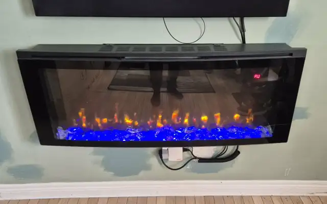 48' CLASSICFLAME ELECTRIC FIREPLACE – WALL MOUNT – MINT - $170