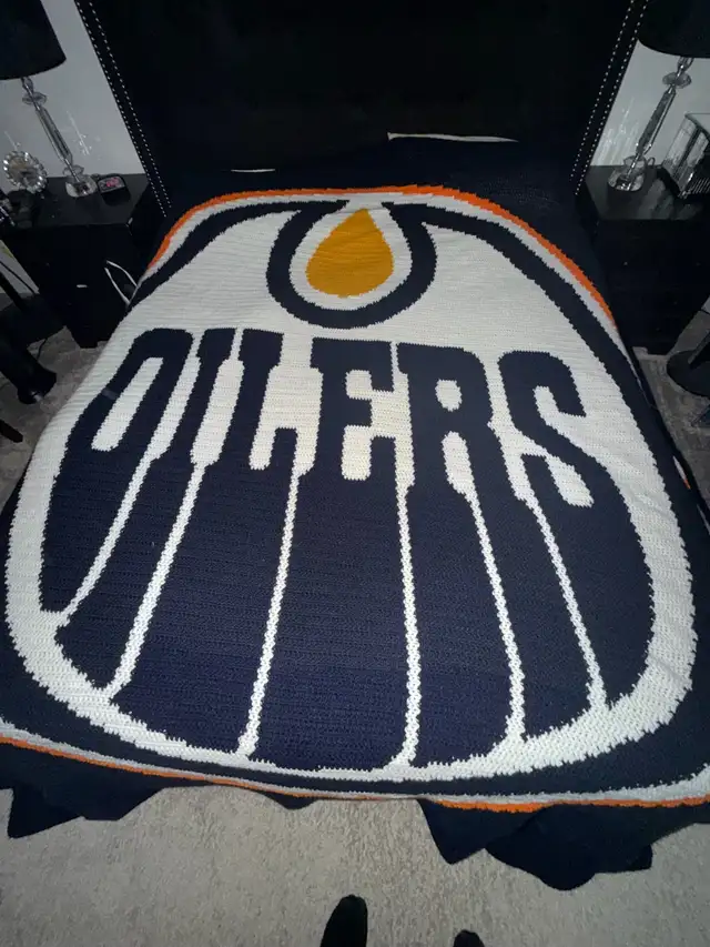 OILERS "CROCHET " BLANKET - Photo 2