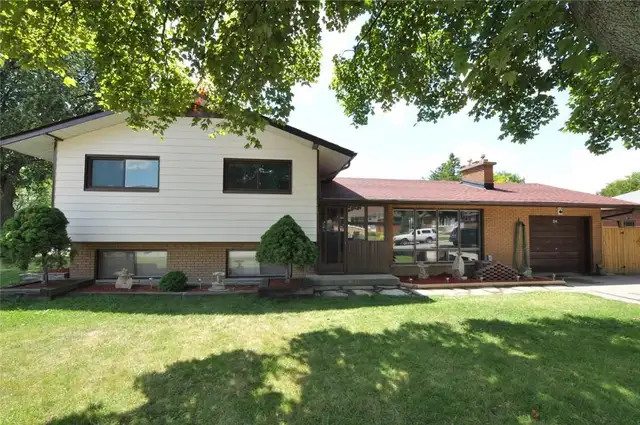 Room - Upstairs - FEMALE only - Mohawk - St-Jo Hosp - May 1st - Photo 2