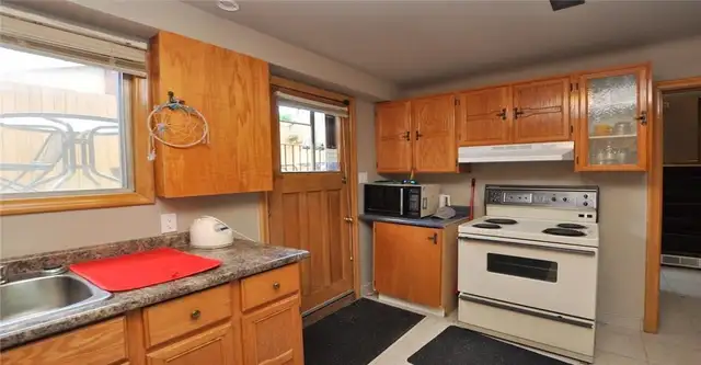 Room - Upstairs - FEMALE only - Mohawk - St-Jo Hosp - May 1st - Photo 3