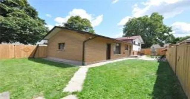 Room - Upstairs - FEMALE only - Mohawk - St-Jo Hosp - May 1st - Photo 5