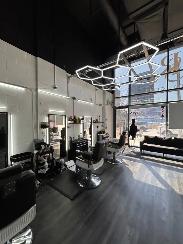 Barber Chair For Rent ( DOWNTOWN TORONTO) - Photo 2