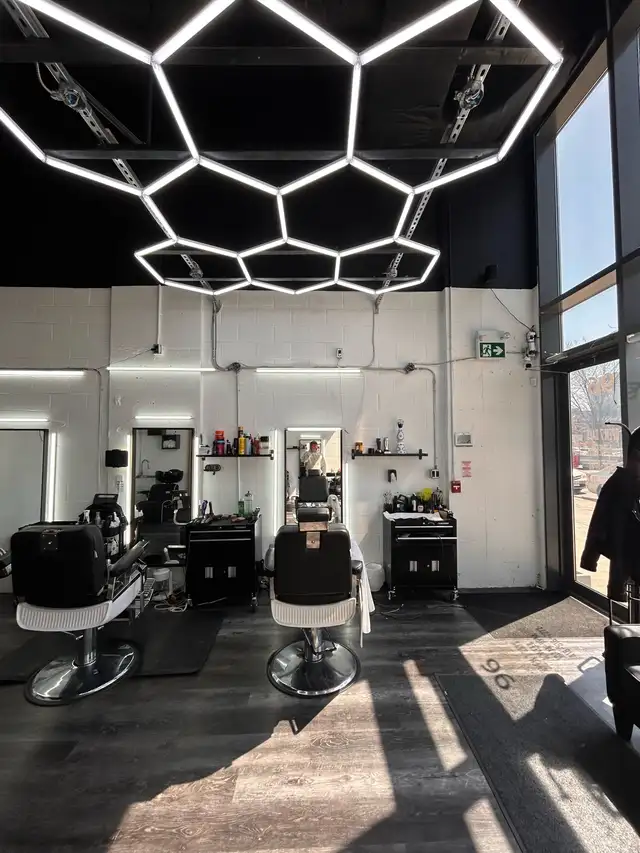 Barber Chair For Rent ( DOWNTOWN TORONTO) - Photo 3