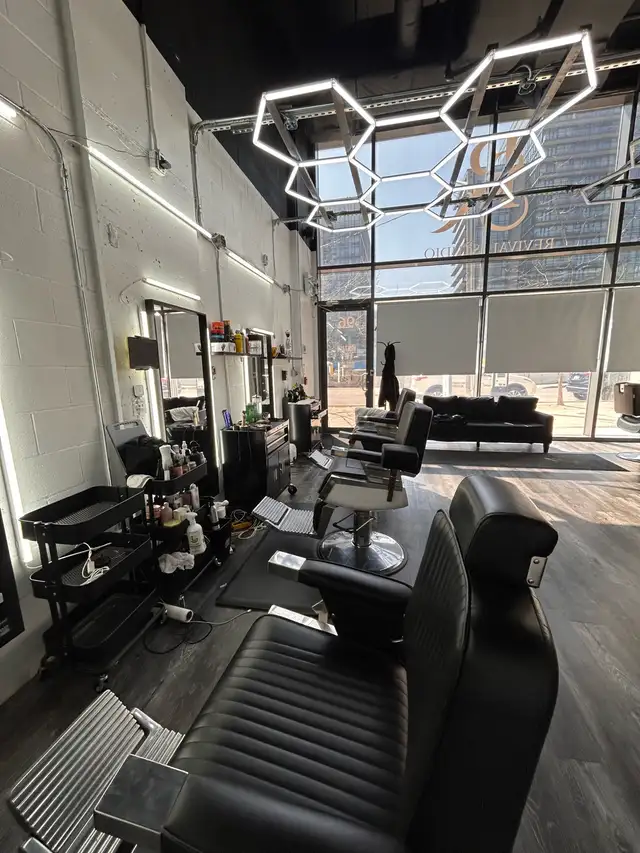 Barber Chair For Rent ( DOWNTOWN TORONTO) - Photo 4