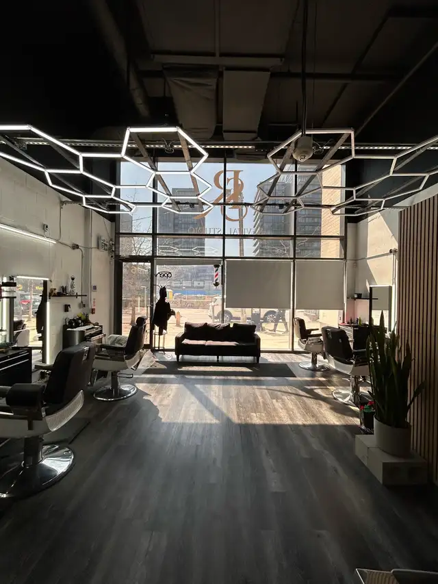 Barber Chair For Rent ( DOWNTOWN TORONTO) - Photo 5