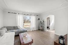 Cute n Cozy 3bdrm 1040sqft 2-Storey nestled on a quiet bay! - Photo 3