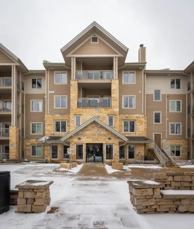 Stunning 2bdrm Den Condo w/ bright open-concept layout!