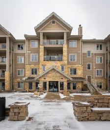 Stunning 2bdrm Den Condo w/ bright open-concept layout!