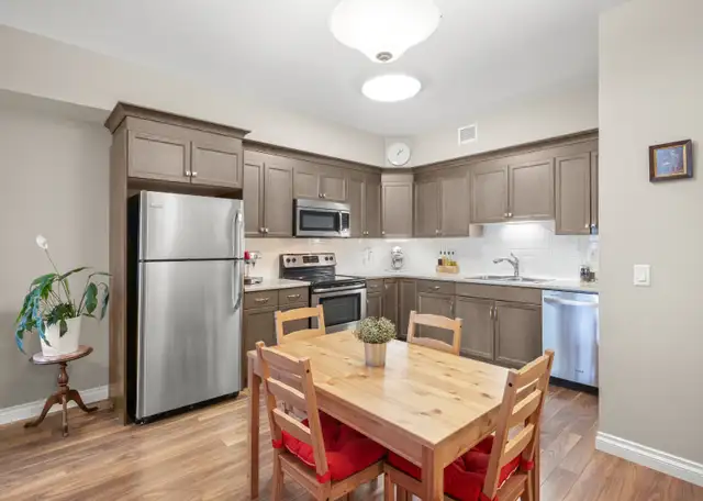 Stunning 2bdrm Den Condo w/ bright open-concept layout! - Photo 2