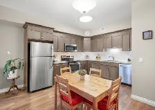 Stunning 2bdrm Den Condo w/ bright open-concept layout! - Photo 2