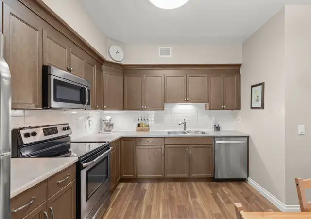 Stunning 2bdrm Den Condo w/ bright open-concept layout! - Photo 3
