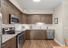 Stunning 2bdrm Den Condo w/ bright open-concept layout! - Photo 3