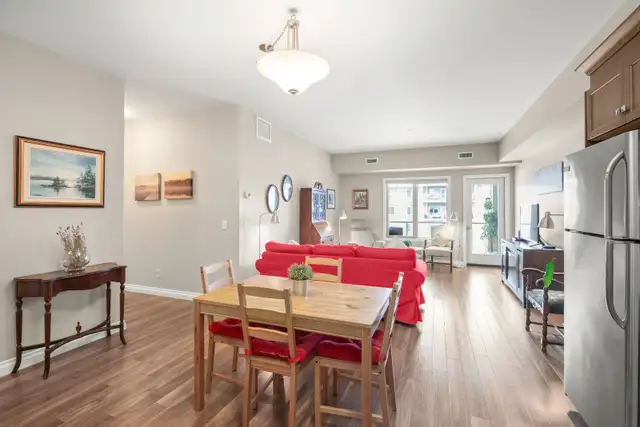 Stunning 2bdrm Den Condo w/ bright open-concept layout! - Photo 4