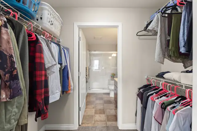 Stunning 2bdrm Den Condo w/ bright open-concept layout! - Photo 8