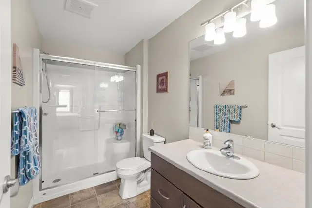 Stunning 2bdrm Den Condo w/ bright open-concept layout! - Photo 9