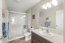 Stunning 2bdrm Den Condo w/ bright open-concept layout! - Photo 9