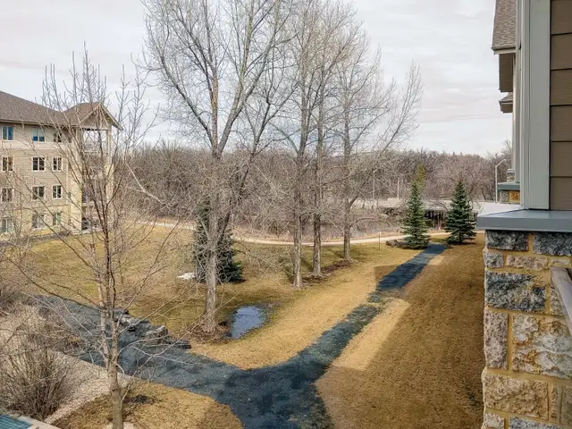 Stunning 2bdrm Den Condo w/ bright open-concept layout! - Photo 10