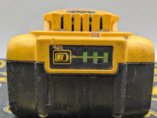 Dewalt DCB205 5Ah Battery (#2994) - Photo 4