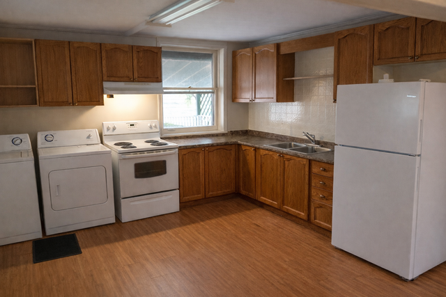 Renovated 4 Bedroom Student Home! 9 Month Lease Starting Aug 1st - Photo 4