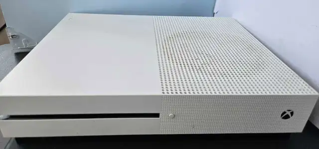XBOX ONE S 1TB WITH ACCESSORIES