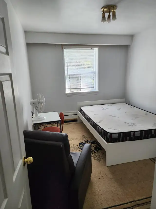Nice room, utilities incl. avail now or May 1, Wilson & Bathurst - Photo 2