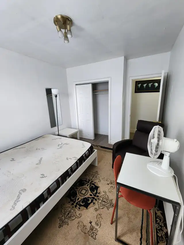 Nice room, utilities incl. avail now or May 1, Wilson & Bathurst - Photo 5