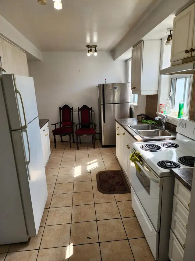 Nice room, utilities incl. avail now or May 1, Wilson & Bathurst - Photo 6